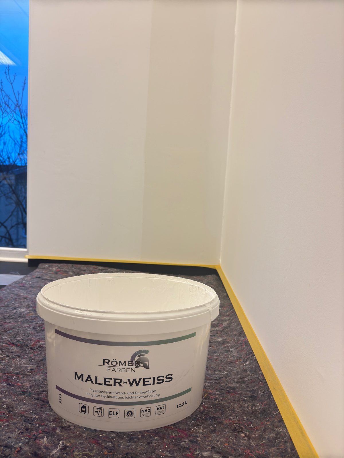 Römer Farben Eimer in einer fertigen Zimmerecke